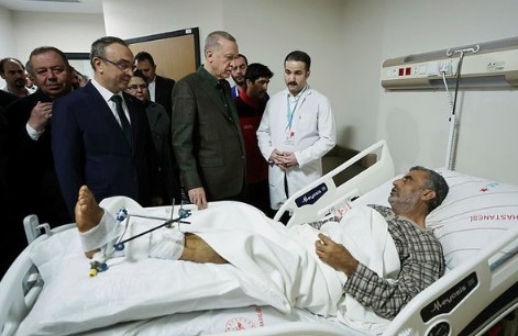 Başkan Erdoğan'dan Kilis Devlet Hastanesi'nde depremzedelere ziyaret